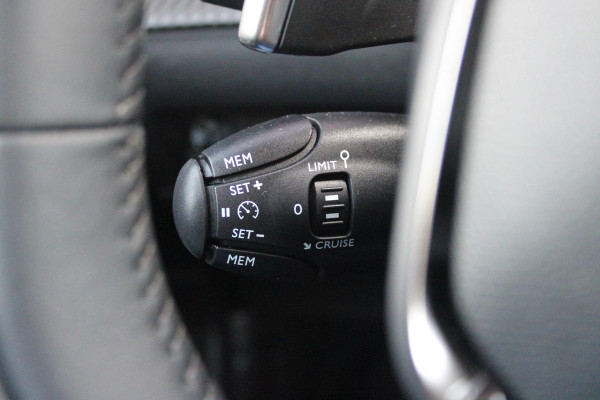 Peugeot 2008 1.2 130PK AUTOMAAT ALLURE PACK | TREKHAAK | NAVIGATIE | APPLE CARPLAY/ANDROID AUTO | ACHTERUITRIJ CAMERA | 3-D COCKPIT | CRUISE CONTROL | CLIMATE CONTROL | LED KOPLAMPEN | LICHTMETALEN VELGEN 17" | NAVIGATIE | DAB+ RADIO |
