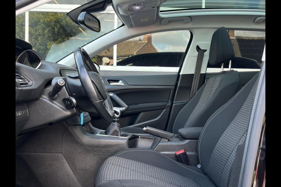 Peugeot 308 1.2 Blue Executive, Bluetooth, CarPlay, Cruise, Pano, Navi, PDC