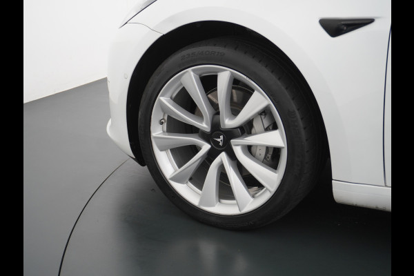 Tesla Model 3 Long Range AWD 75kWh Soh 89% Lmv 19" Navi Ecc Leder Panoramadak Adaptive Cruise Control Autopilot Elek.Stoelen+Verwarmd+Memory Premium Audio 4WD Privacy Glas Fabrieksgarantie op Accu en motor tot 24-08-2028 1e Eigenaar Origineel Nederlandse Auto