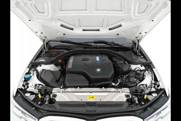 BMW 3 Serie Touring 330e (INCL-BTW) *LUXURY-LEATHER | NAVI-FULLMAP |  DIGI-COCKPIT | FULL-LED | DAB | ECC | PDC | ADAPTIVE-CRUISE | HEATED-SPORSEATS | KEYLESS | PRIVACY-GLASS | KEYLESS | CARPLAY | TOWBAR | 17"ALU*