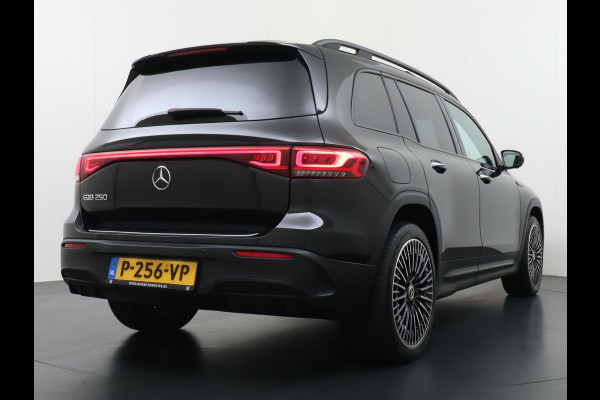 Mercedes-Benz EQB 250 AMG Line 7p. 67 kWh VAN: 38.900,- VOOR: 35.877,- UW HERFSTVOORDEEL: 3.023,- PANORAMADAK | ELECTR STOELEN+geheugen | AMBILIGHT | ADAPTIVE CRUISE | HEAD UP | MEGA COMPLEET!