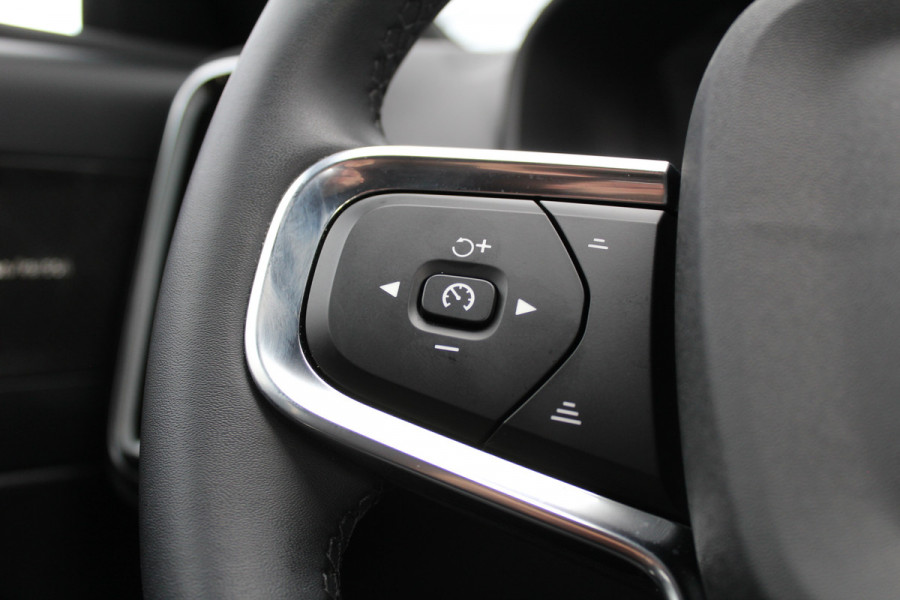 Volvo XC40 1.5 T4 Plug-in hybrid Plus Dark | Trekhaak | H/K | Pilot Assist | Memory | Navigatie | 360 Camera