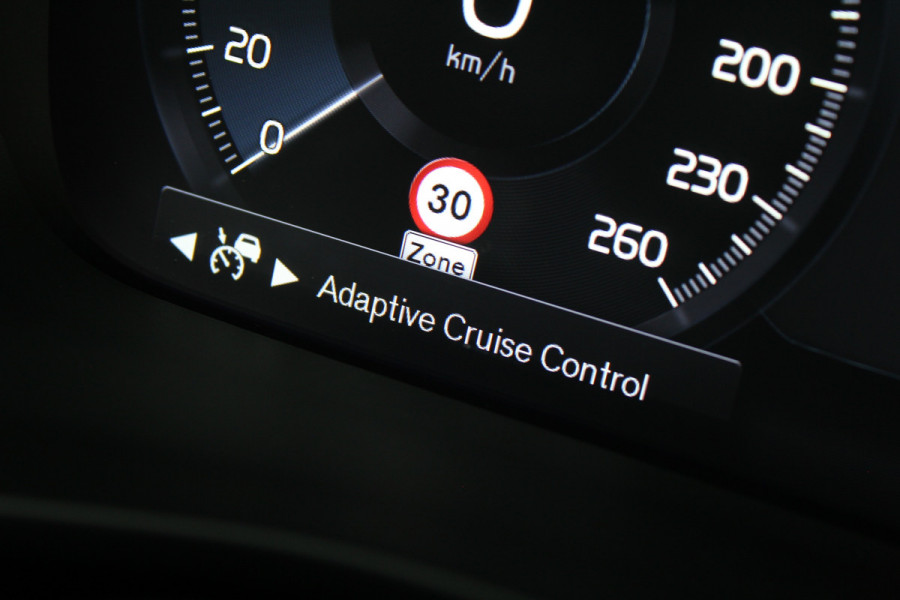 Volvo XC40 1.5 T4 Plug-in hybrid Plus Dark | Trekhaak | H/K | Pilot Assist | Memory | Navigatie | 360 Camera