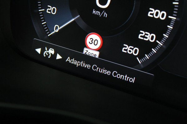 Volvo XC40 1.5 T4 Plug-in hybrid Plus Dark | Trekhaak | H/K | Pilot Assist | Memory | Navigatie | 360 Camera