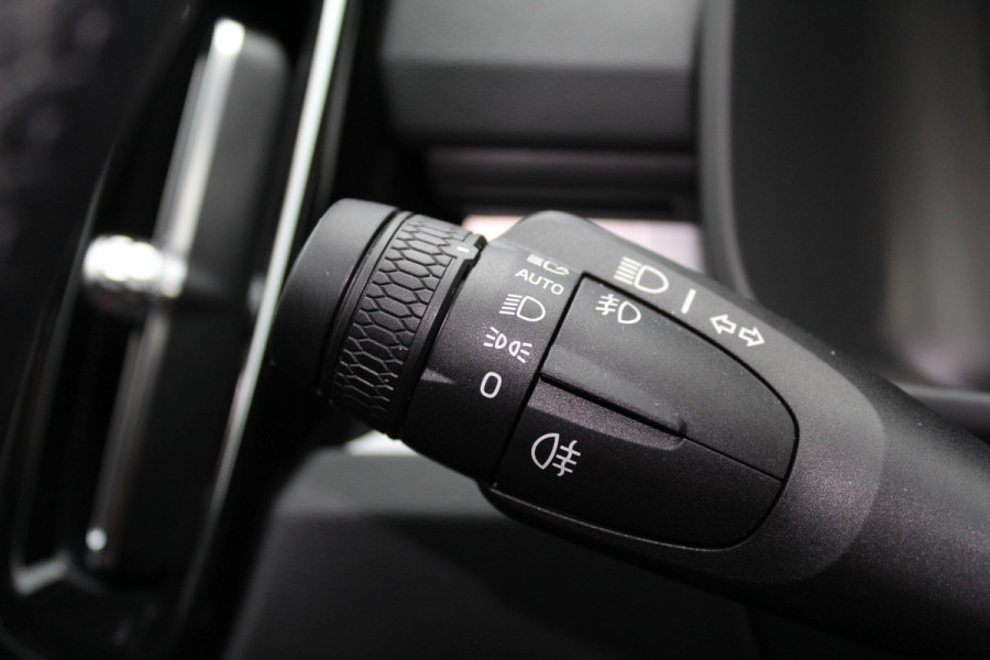 Volvo XC40 1.5 T4 Plug-in hybrid Plus Dark | Trekhaak | H/K | Pilot Assist | Memory | Navigatie | 360 Camera