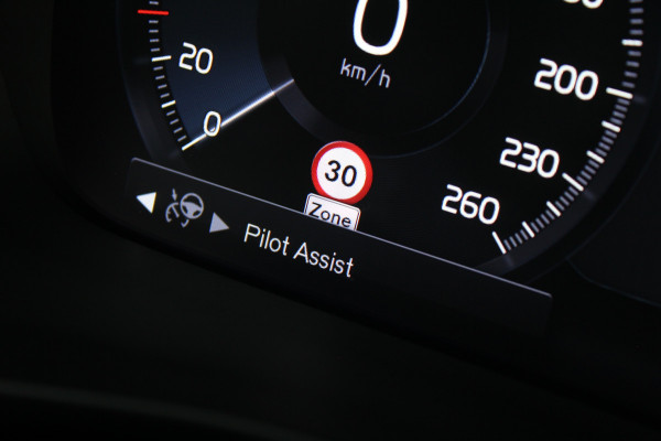 Volvo XC40 1.5 T4 Plug-in hybrid Plus Dark | Trekhaak | H/K | Pilot Assist | Memory | Navigatie | 360 Camera