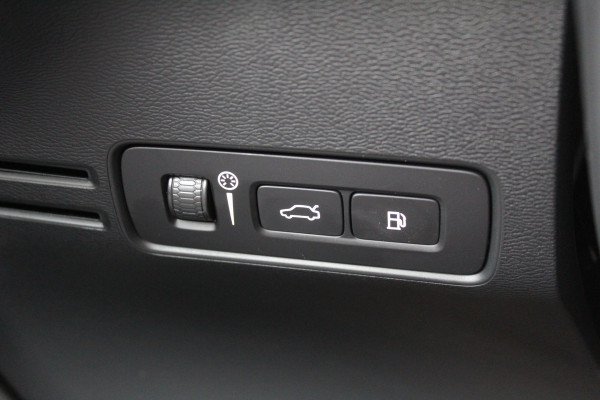 Volvo XC40 1.5 T4 Plug-in hybrid Plus Dark | Trekhaak | H/K | Pilot Assist | Memory | Navigatie | 360 Camera