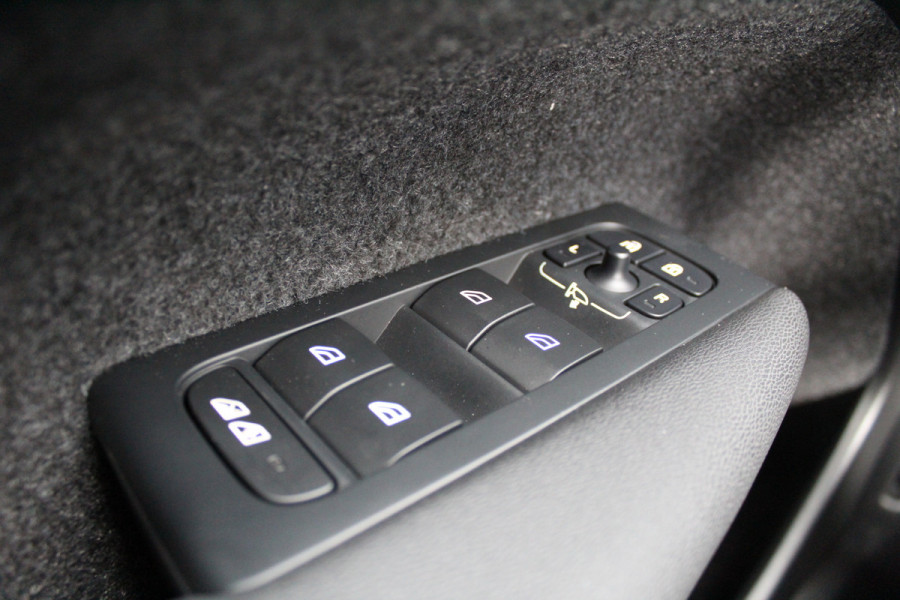 Volvo XC40 1.5 T4 Plug-in hybrid Plus Dark | Trekhaak | H/K | Pilot Assist | Memory | Navigatie | 360 Camera