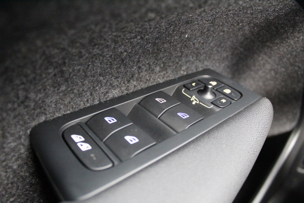 Volvo XC40 1.5 T4 Plug-in hybrid Plus Dark | Trekhaak | H/K | Pilot Assist | Memory | Navigatie | 360 Camera