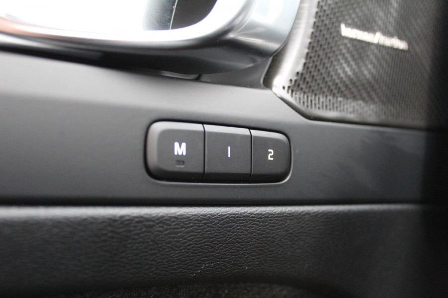 Volvo XC40 1.5 T4 Plug-in hybrid Plus Dark | Trekhaak | H/K | Pilot Assist | Memory | Navigatie | 360 Camera