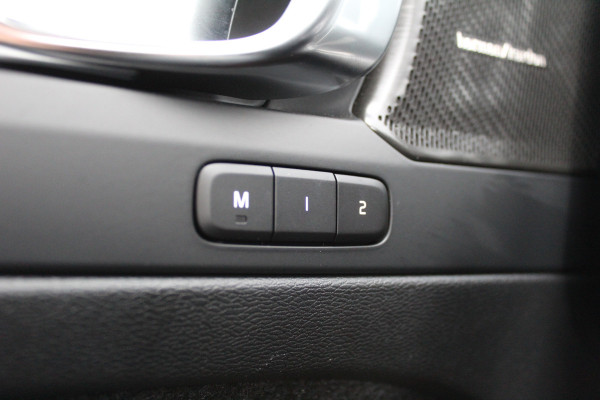 Volvo XC40 1.5 T4 Plug-in hybrid Plus Dark | Trekhaak | H/K | Pilot Assist | Memory | Navigatie | 360 Camera
