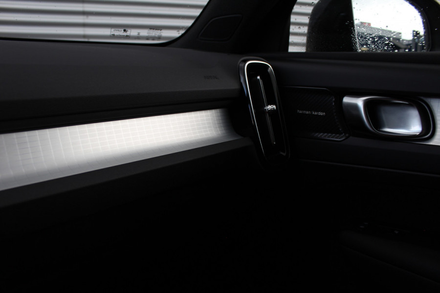 Volvo XC40 1.5 T4 Plug-in hybrid Plus Dark | Trekhaak | H/K | Pilot Assist | Memory | Navigatie | 360 Camera