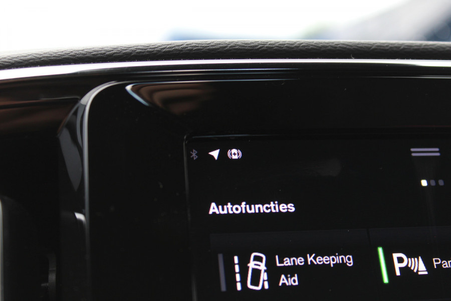 Volvo XC40 1.5 T4 Plug-in hybrid Plus Dark | Trekhaak | H/K | Pilot Assist | Memory | Navigatie | 360 Camera