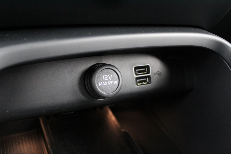 Volvo XC40 1.5 T4 Plug-in hybrid Plus Dark | Trekhaak | H/K | Pilot Assist | Memory | Navigatie | 360 Camera
