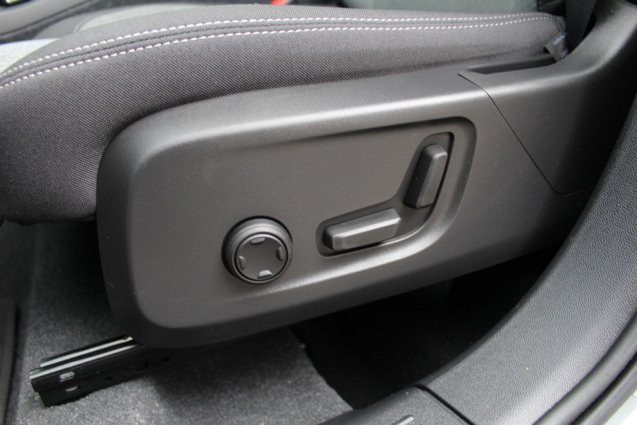 Volvo XC40 1.5 T4 Plug-in hybrid Plus Dark | Trekhaak | H/K | Pilot Assist | Memory | Navigatie | 360 Camera