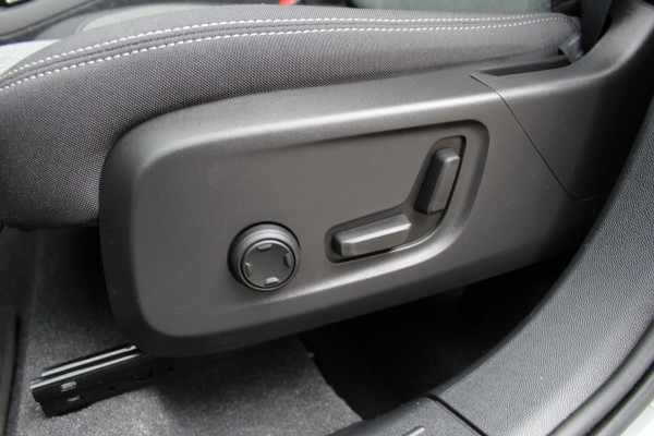 Volvo XC40 1.5 T4 Plug-in hybrid Plus Dark | Trekhaak | H/K | Pilot Assist | Memory | Navigatie | 360 Camera