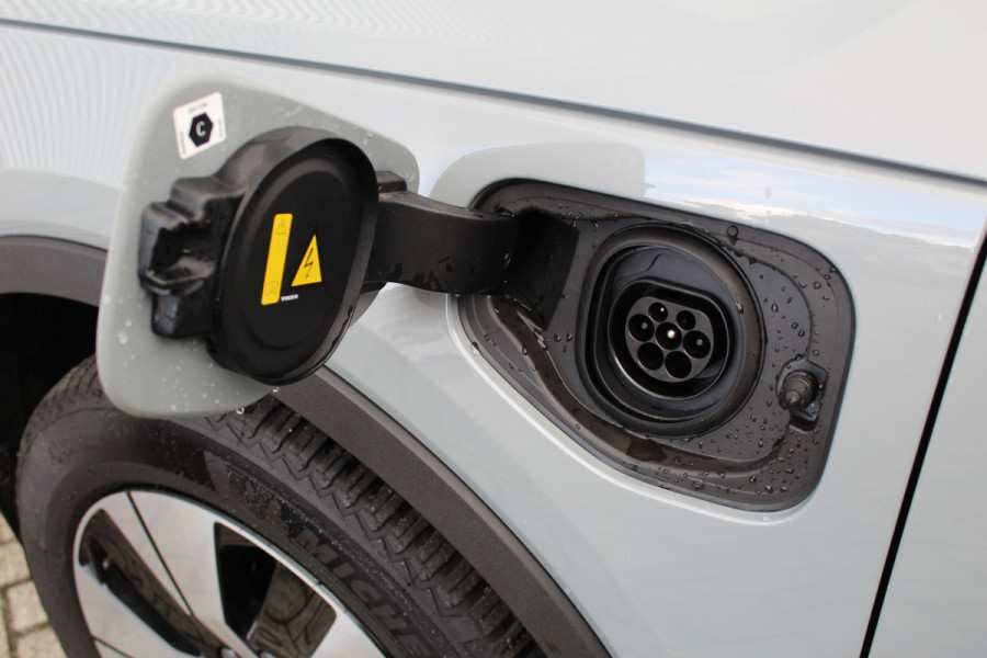 Volvo XC40 1.5 T4 Plug-in hybrid Plus Dark | Trekhaak | H/K | Pilot Assist | Memory | Navigatie | 360 Camera