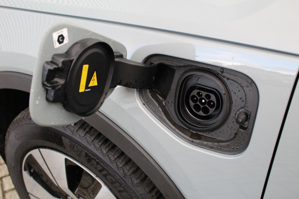 Volvo XC40 1.5 T4 Plug-in hybrid Plus Dark | Trekhaak | H/K | Pilot Assist | Memory | Navigatie | 360 Camera