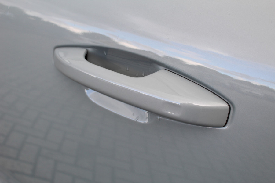 Volvo XC40 1.5 T4 Plug-in hybrid Plus Dark | Trekhaak | H/K | Pilot Assist | Memory | Navigatie | 360 Camera