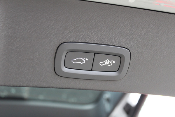 Volvo XC40 1.5 T4 Plug-in hybrid Plus Dark | Trekhaak | H/K | Pilot Assist | Memory | Navigatie | 360 Camera