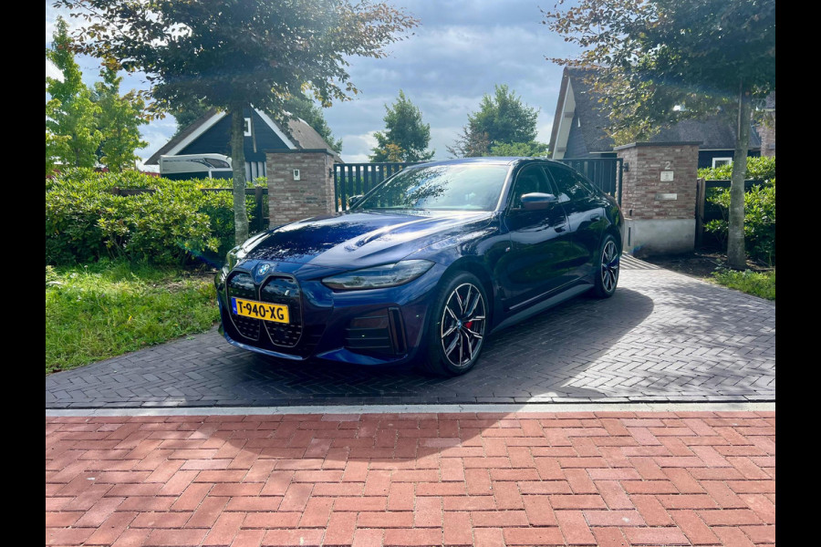 BMW i4 eDrive40 84 kWh 250KW | M-Pakket | 19 Inch | NL-Auto |