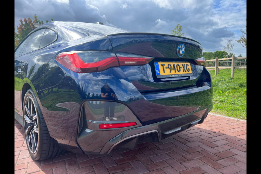 BMW i4 eDrive40 84 kWh 250KW | M-Pakket | 19 Inch | NL-Auto |