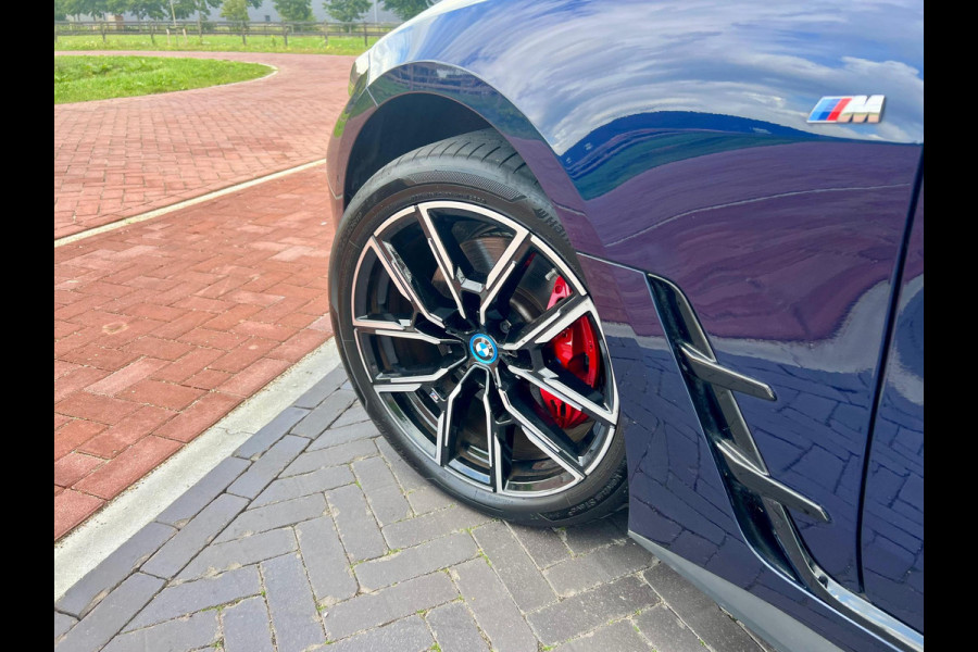 BMW i4 eDrive40 84 kWh 250KW | M-Pakket | 19 Inch | NL-Auto |