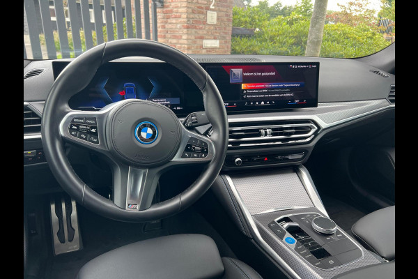 BMW i4 eDrive40 84 kWh 250KW | M-Pakket | 19 Inch | NL-Auto |