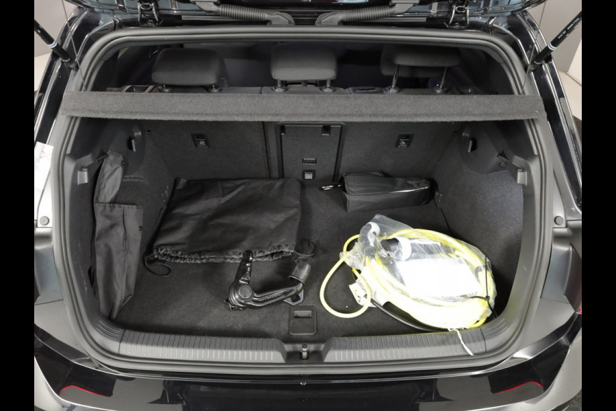 Volkswagen Golf 1.4 eHybrid GTE 245 pk Automaat (DSG) | Navigatie | Trekhaak (afneembaar) | Parkeersensoren | Achteruitrijcamera | Matrix LED koplampen | Stoelverwarming |