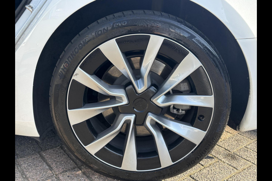 Tesla Model 3 Long Range AWD 78 kWh VAN: 44.900,- VOOR 41.877,- UW HERSFTVOORDEEL: 3.023,- euro. 1e Eigenaar | Origineel NL | BTW-Verrekenbaar | Fabrieksgarantie t/m 2027|