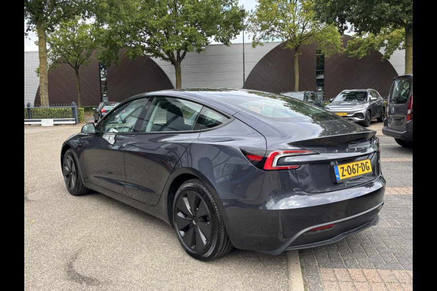 Tesla Model 3 RWD 60 kWh VAN: 38.900,- VOOR: 36.440,- UW HERFSTVOORDEEL: 2.460,- | ORIG. NL | 1E EIGENAAR | VOLLEDIGE TESLA GARANTIE T/M 03-2028/80.000KM | AANDRIJFLIJN EN ACCU T/M 03-2032 OF 160.000KM