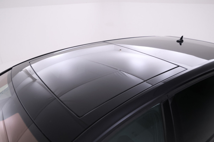 Volkswagen Golf 1.5 TSI Highline Business R Automaat, R-line, climate, Panorama dak.