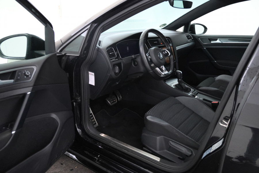 Volkswagen Golf 1.5 TSI Highline Business R Automaat, R-line, climate, Panorama dak.