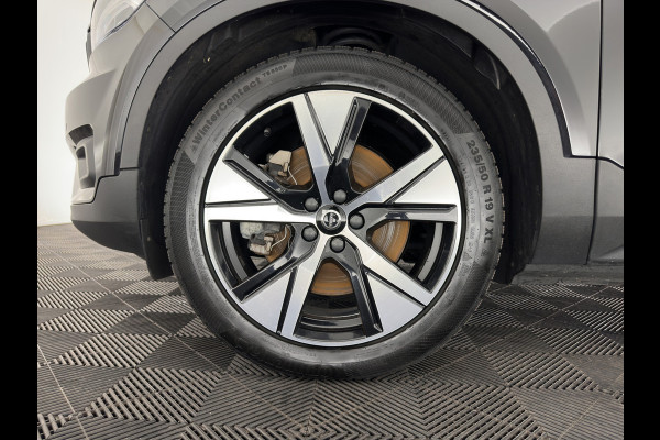 Volvo XC40 Recharge P8 AWD R-Design [ 3-Fase ] { SOH-89%} (INCL-BTW) *PANO | LEATHER-ALCANTARA | DIGI-COCKPIT | FULL-LED | PREMIUM-AUDIO | CARPLAY | KEYLESS | NAVI-FULLMAP | ECC | PDC | HEATED-SPORTSEATS | BLIS | PRIVACY-GLASS | 19''ALU*