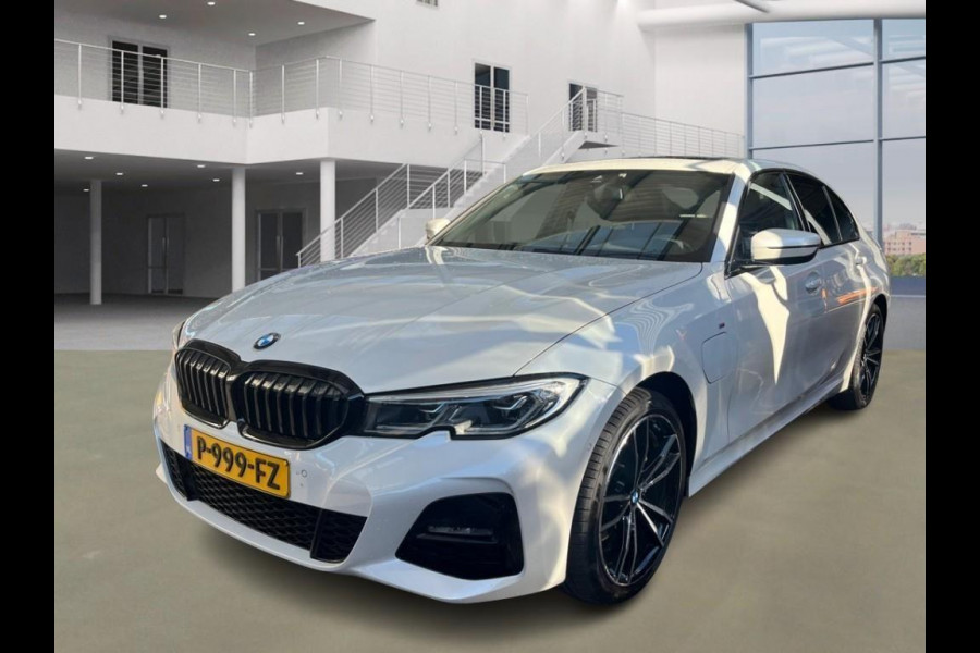 BMW 3-serie 320e M-Sport | Panorama | Leder | Camera |