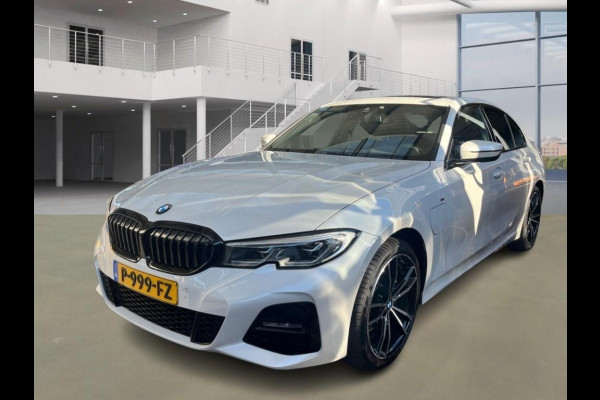 BMW 3-serie 320e M-Sport | Panorama | Leder | Camera |