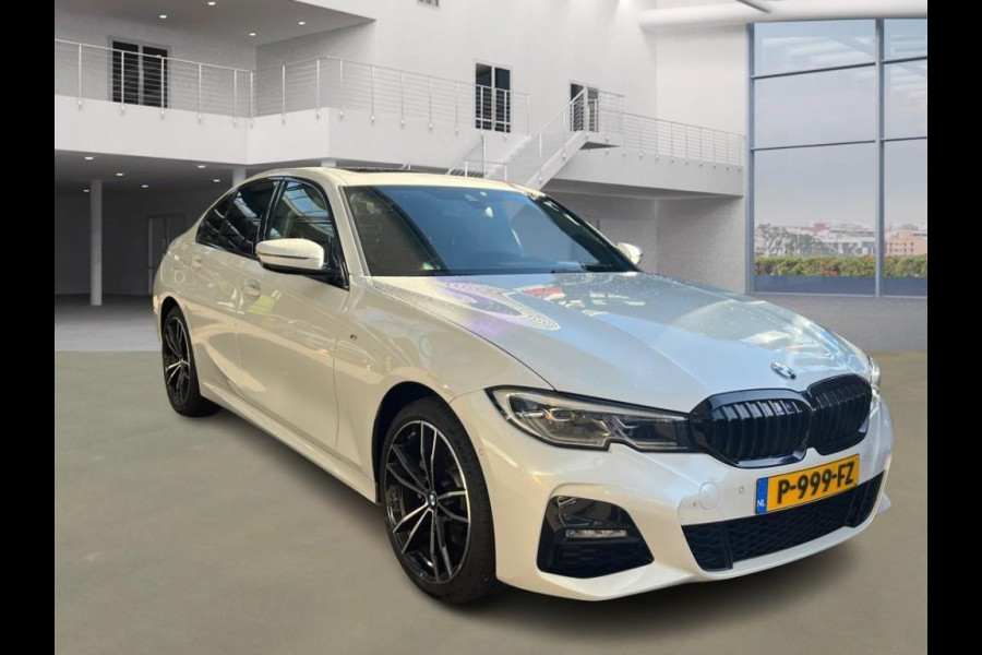 BMW 3-serie 320e M-Sport | Panorama | Leder | Camera |