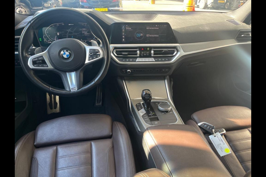 BMW 3-serie 320e M-Sport | Panorama | Leder | Camera |