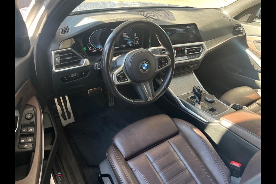 BMW 3-serie 320e M-Sport | Panorama | Leder | Camera |