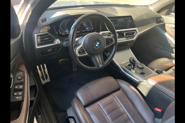 BMW 3-serie 320e M-Sport | Panorama | Leder | Camera |