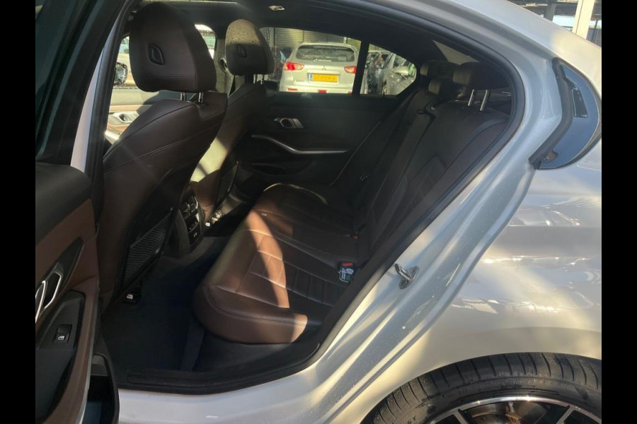 BMW 3-serie 320e M-Sport | Panorama | Leder | Camera |
