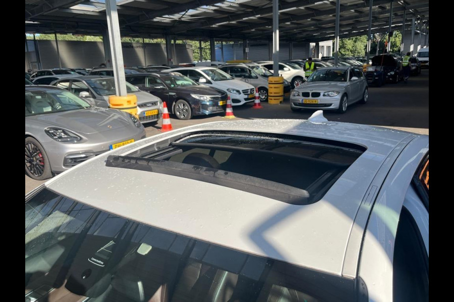 BMW 3-serie 320e M-Sport | Panorama | Leder | Camera |