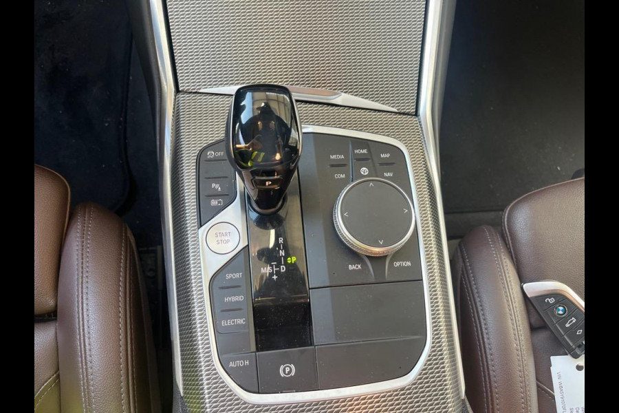 BMW 3-serie 320e M-Sport | Panorama | Leder | Camera |