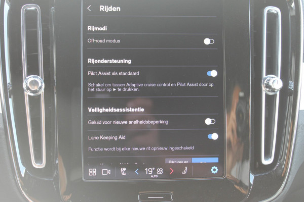 Volvo XC40 B4 211PK Automaat Plus Dark Google Infotainment / Semi elektrisch wegklapbare trekhaak / Verwarmbare voorruit / Harman Kardon Audio installatie / Elektrisch bedienbare voorstoelen
