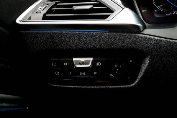 BMW 3 Serie Touring 330e - M-SPORT - CARPLAY - SFEERVERLICHTING