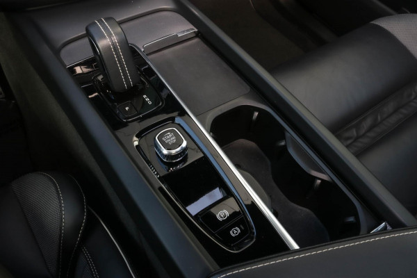 Volvo XC60 2.0 T6 R-DESIGN - PANO - TREKHAAK - FACELIFT