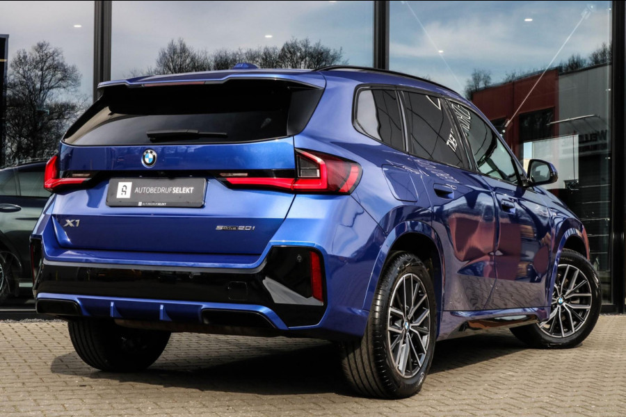 BMW X1 SDrive20i M-Sport - 360 CAMERA - HEAD UP - SFEERVERLICHTING - 2.0i