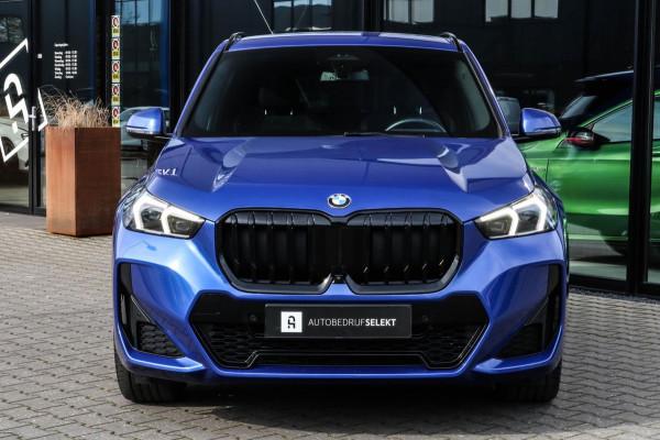 BMW X1 SDrive20i M-Sport - 360 CAMERA - HEAD UP - SFEERVERLICHTING - 2.0i