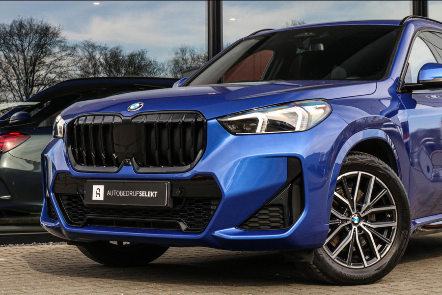 BMW X1 SDrive20i M-Sport - 360 CAMERA - HEAD UP - SFEERVERLICHTING - 2.0i