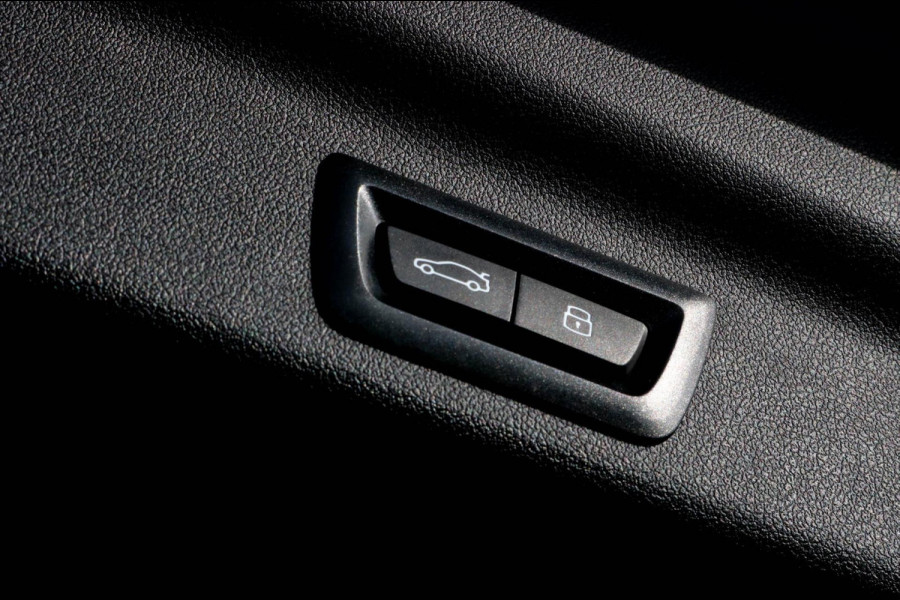 BMW X1 SDrive20i M-Sport - 360 CAMERA - HEAD UP - SFEERVERLICHTING - 2.0i